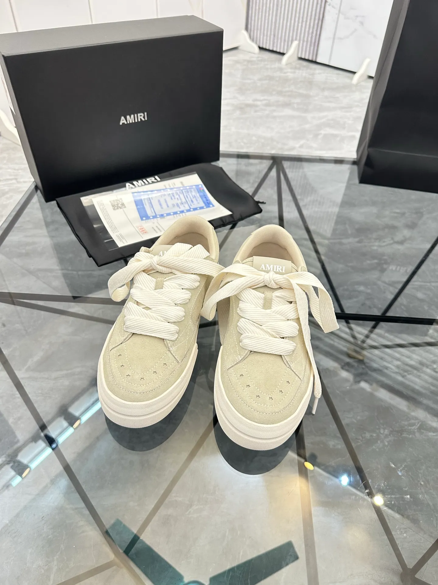 Men's shoes: 💰P600¥ Top quality in Guangzhou Product trademark: AMIRI* "Amir*" low-top casual shoes Regular size: 39-44 (can be customized to 45) Product material: Upper imported first-layer cowhide spliced ​​nubuck leather, breathable lining, original outsole. Number: 525